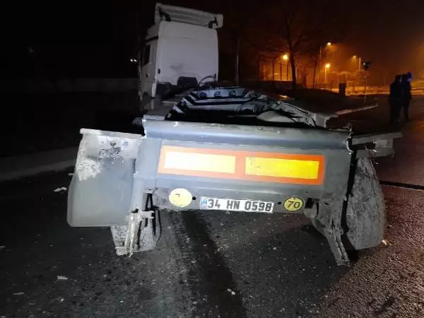 Arnavutköy'de damperi açılan hafriyat kamyonu önce üst geçide sonra otomobile çarptı: 2 yaralı