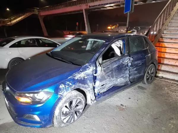 Arnavutköy'de damperi açılan hafriyat kamyonu önce üst geçide sonra otomobile çarptı: 2 yaralı