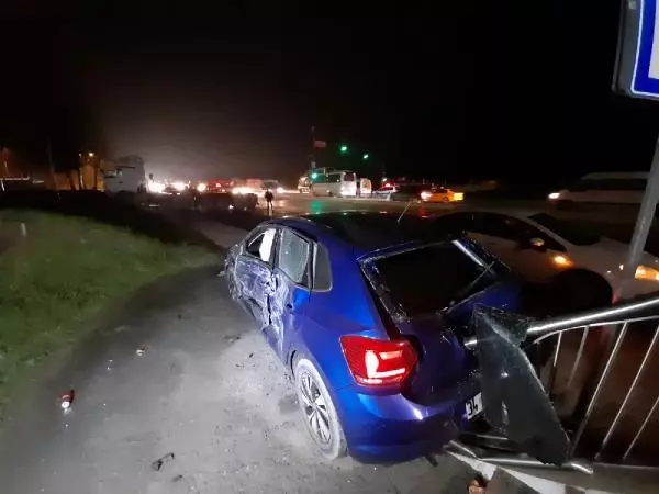 Arnavutköy'de damperi açılan hafriyat kamyonu önce üst geçide sonra otomobile çarptı: 2 yaralı