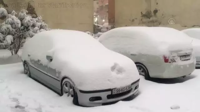 Bakü'de yoğun kar yağışı hayatı olumsuz etkiledi (2) Bakü'de yoğun kar yağışı hayatı olumsuz etkiledi (2)