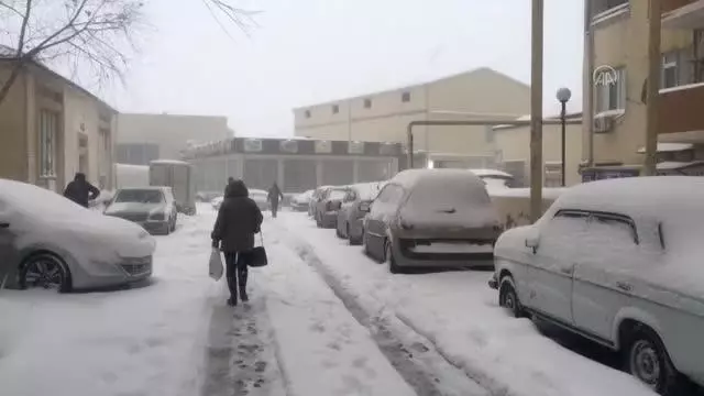 Bakü'de yoğun kar yağışı hayatı olumsuz etkiledi (2) Bakü'de yoğun kar yağışı hayatı olumsuz etkiledi (2)