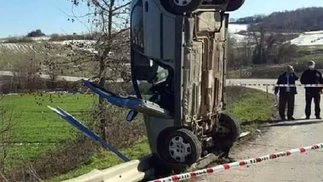 Bariyere çarpan otomobil, dik durdu Bariyere çarpan otomobil, dik durdu