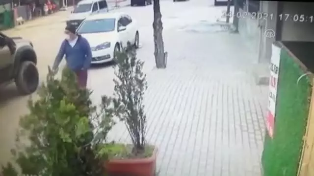 Bir kişinin tabancayla vurulma anı güvenlik kamerasına yansıdı Bir kişinin tabancayla vurulma anı güvenlik kamerasına yansıdı