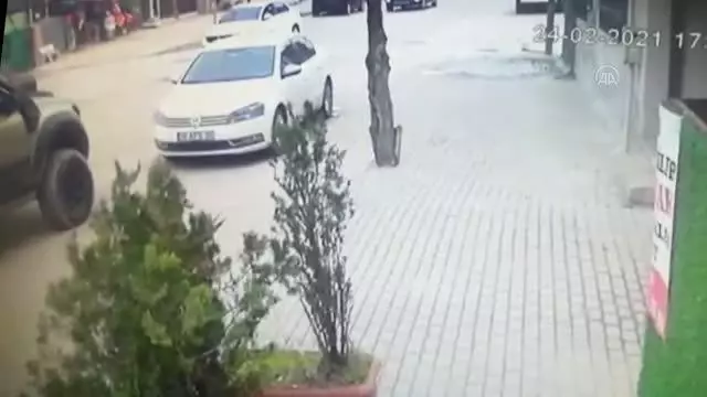 Bir kişinin tabancayla vurulma anı güvenlik kamerasına yansıdı Bir kişinin tabancayla vurulma anı güvenlik kamerasına yansıdı