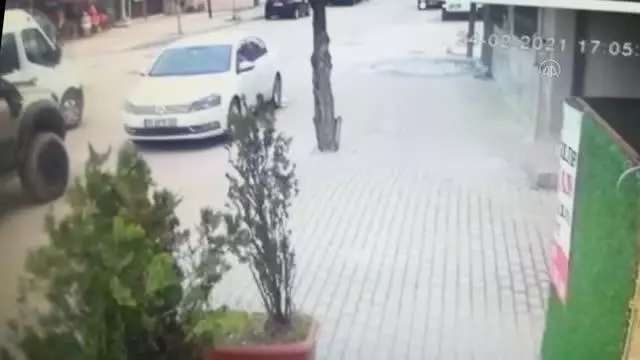Bir kişinin tabancayla vurulma anı güvenlik kamerasına yansıdı Bir kişinin tabancayla vurulma anı güvenlik kamerasına yansıdı