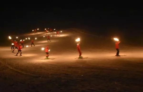 Bitlis'te eksi 20 derece soğukta 'meşaleli' kayak gösterisi Bitlis'te eksi 20 derece soğukta 'meşaleli' kayak gösterisi