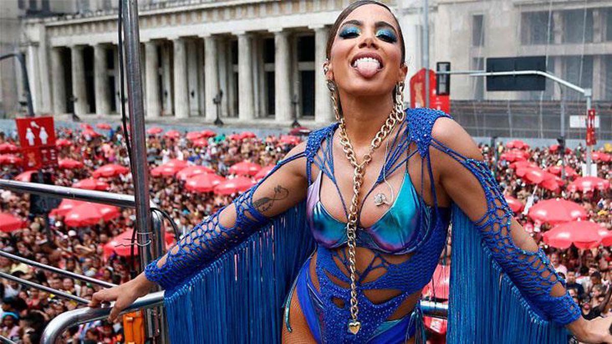 Brezilyalı şarkıcı Anitta'nın anüsüne dövme yaptırırken çekilen görüntüleri internete sızdı