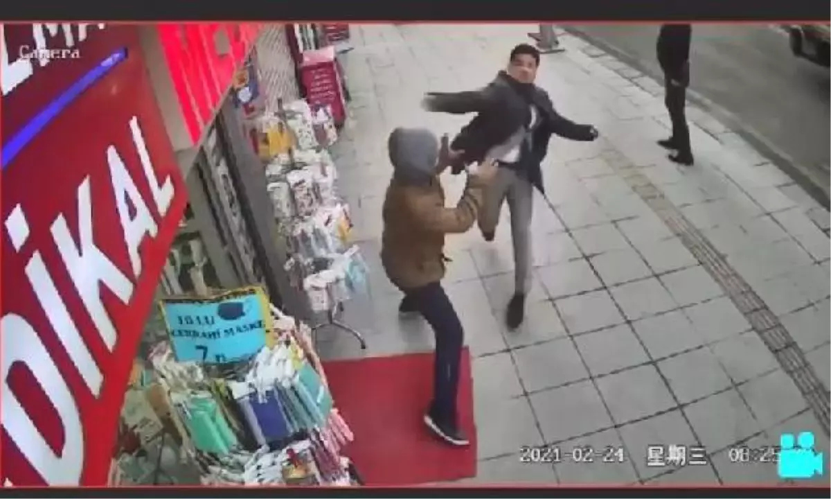 Son dakika haber | Caddede tekme ve yumruklu kavga kamerada