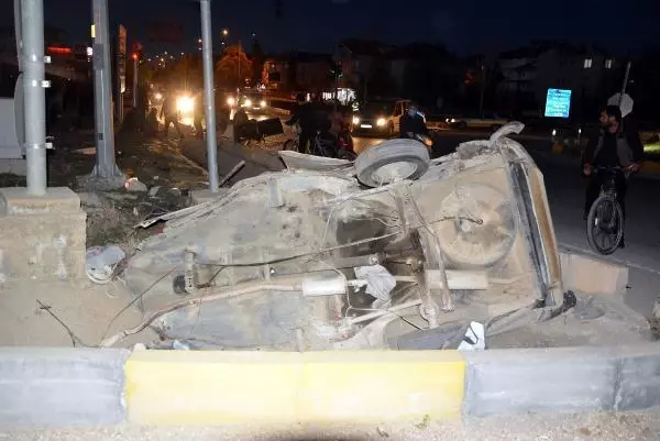 Son dakika haberi! Çarpışan otomobillerden biri ikiye bölündü: 2 yaralı Son dakika haberi! Çarpışan otomobillerden biri ikiye bölündü: 2 yaralı