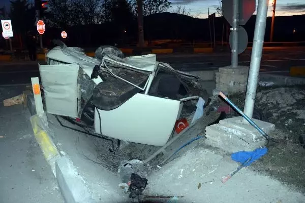 Son dakika haberi! Çarpışan otomobillerden biri ikiye bölündü: 2 yaralı Son dakika haberi! Çarpışan otomobillerden biri ikiye bölündü: 2 yaralı