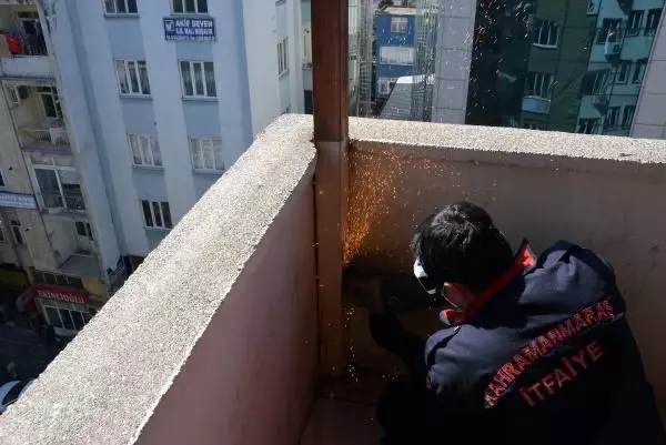 Demir boruda mahsur kalan serçe yavrusunu itfaiye kurtardı Demir boruda mahsur kalan serçe yavrusunu itfaiye kurtardı