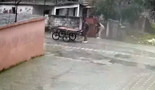 Demir kapı hırsızlığı güvenlik kamerasında Demir kapı hırsızlığı güvenlik kamerasında