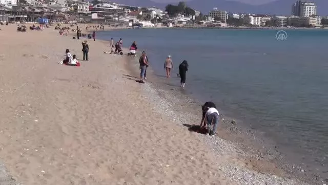 Didim'de güneşli hava sahili hareketlendirdi Didim'de güneşli hava sahili hareketlendirdi