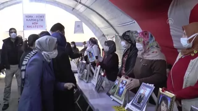 DİYARBAKIR - AK Parti Genel Başkan Yardımcıları Usta ve Yavuz, Diyarbakır annelerini ziyaret etti DİYARBAKIR - AK Parti Genel Başkan Yardımcıları Usta ve Yavuz, Diyarbakır annelerini ziyaret etti