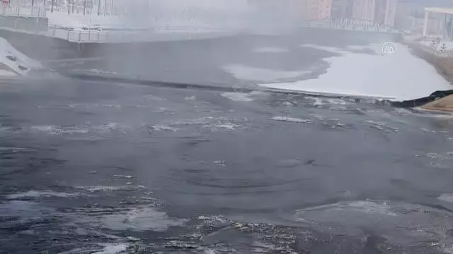 Doğu Anadolu'da soğuk havanın etkisiyle dere ve şelaleler dondu Doğu Anadolu'da soğuk havanın etkisiyle dere ve şelaleler dondu