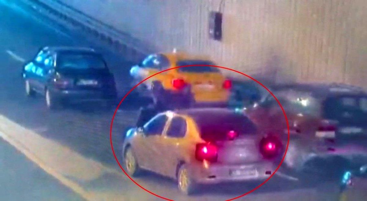 Döviz bürosunun 1 milyon 200 bin lirasını taşıyan kuryeyi trafiğin ortasında iki kişi gasbetti