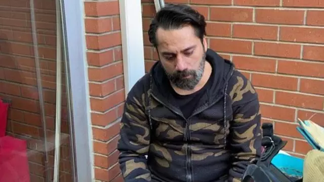 Evinde çıkan yangında her şeyi küle dönen Çılgın Sedat'a belediye kapılarını açtı Evinde çıkan yangında her şeyi küle dönen Çılgın Sedat'a belediye kapılarını açtı