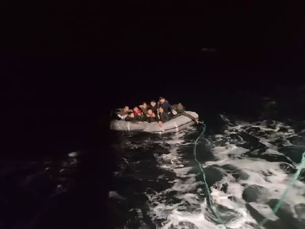 Foça'da 9 kaçak göçmen kurtarıldı Foça'da 9 kaçak göçmen kurtarıldı