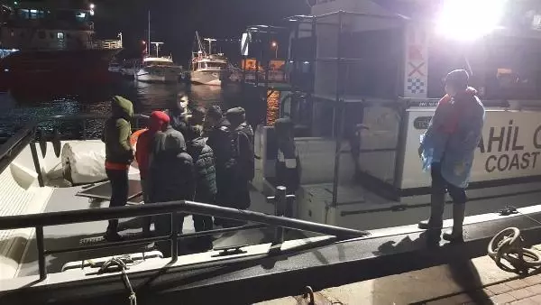 Foça'da 9 kaçak göçmen kurtarıldı Foça'da 9 kaçak göçmen kurtarıldı