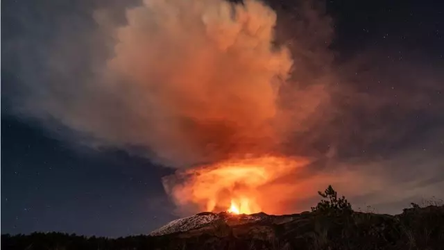 Fotoğraflarla: Etna Yanardağı'ndaki patlamalar Sicilya gecelerini aydınlatıyor Fotoğraflarla: Etna Yanardağı'ndaki patlamalar Sicilya gecelerini aydınlatıyor