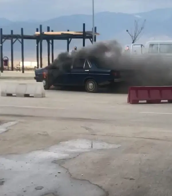 Hastane bahçesinde, park halindeki otomobilde çıkan yangın paniğe neden oldu Hastane bahçesinde, park halindeki otomobilde çıkan yangın paniğe neden oldu