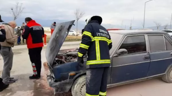 Hastane bahçesinde, park halindeki otomobilde çıkan yangın paniğe neden oldu Hastane bahçesinde, park halindeki otomobilde çıkan yangın paniğe neden oldu