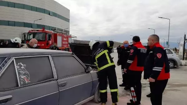 Hastane bahçesinde, park halindeki otomobilde çıkan yangın paniğe neden oldu Hastane bahçesinde, park halindeki otomobilde çıkan yangın paniğe neden oldu