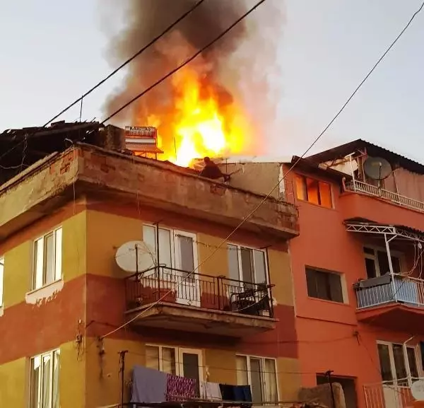 Hisarcık'ta çatı katında çıkan yangını itfaiye söndürdü Hisarcık'ta çatı katında çıkan yangını itfaiye söndürdü