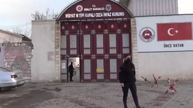İnfaz koruma memurları cezaevi bahçesinde besledikleri sokak hayvanlarını sahiplendiriyor İnfaz koruma memurları cezaevi bahçesinde besledikleri sokak hayvanlarını sahiplendiriyor