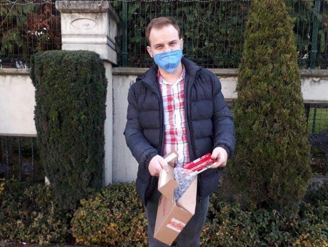 İnternetten telefon siparişi veren genç adam, kargodan çıkan bisküviyle şoke oldu