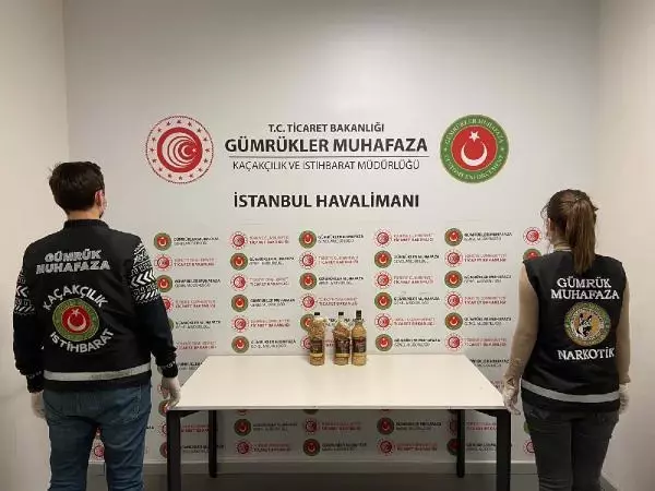 İstanbul Havalimanı'nda içki şişelerine konulmuş 3 kilo 380 gram sıvı kokain ele geçirildi İstanbul Havalimanı'nda içki şişelerine konulmuş 3 kilo 380 gram sıvı kokain ele geçirildi
