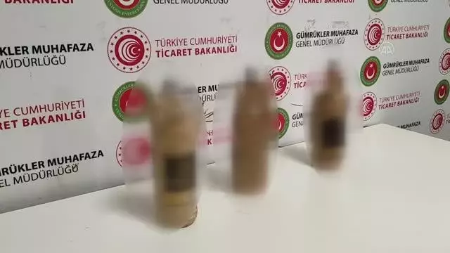 İstanbul Havalimanı'nda içki şişelerine konulmuş 3 kilo 380 gram sıvı kokain ele geçirildi İstanbul Havalimanı'nda içki şişelerine konulmuş 3 kilo 380 gram sıvı kokain ele geçirildi