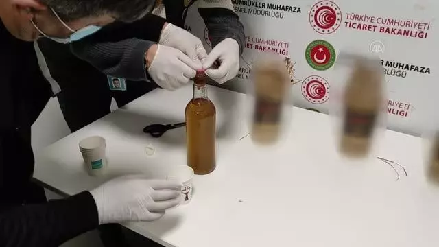 İstanbul Havalimanı'nda içki şişelerine konulmuş 3 kilo 380 gram sıvı kokain ele geçirildi İstanbul Havalimanı'nda içki şişelerine konulmuş 3 kilo 380 gram sıvı kokain ele geçirildi