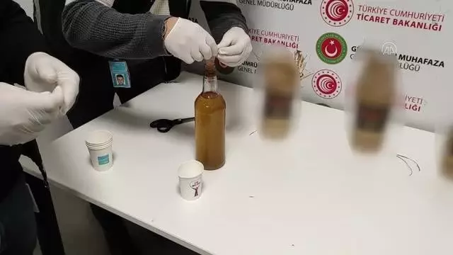 İstanbul Havalimanı'nda içki şişelerine konulmuş 3 kilo 380 gram sıvı kokain ele geçirildi İstanbul Havalimanı'nda içki şişelerine konulmuş 3 kilo 380 gram sıvı kokain ele geçirildi