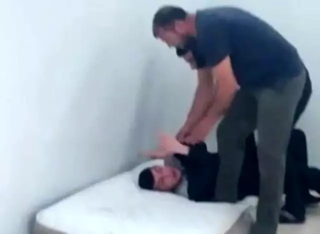 Bakım merkezinde zihinsel engelli gencin darbedildiği anların görüntüleri ortaya çıktı Bakım merkezinde zihinsel engelli gencin darbedildiği anların görüntüleri ortaya çıktı