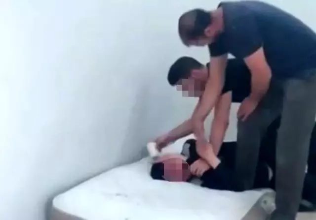 Bakım merkezinde zihinsel engelli gencin darbedildiği anların görüntüleri ortaya çıktı Bakım merkezinde zihinsel engelli gencin darbedildiği anların görüntüleri ortaya çıktı