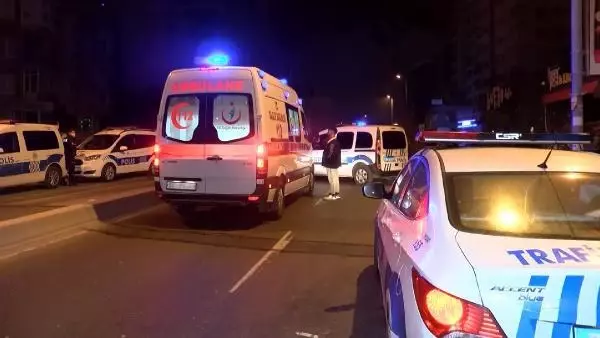 Kadıköy'de kaldırıma çarpan otomobil takla attı, 2 kişi yaralandı Kadıköy'de kaldırıma çarpan otomobil takla attı, 2 kişi yaralandı