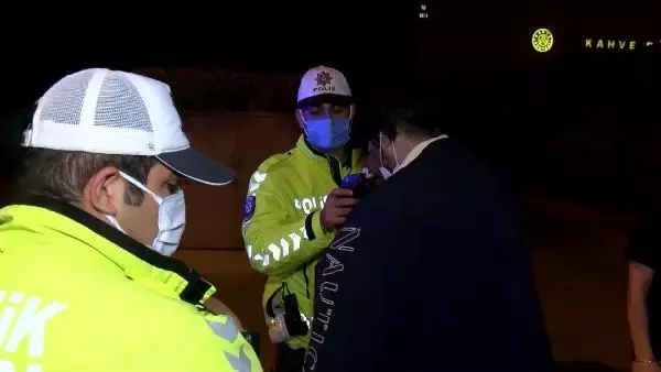Kadıköy'de kaldırıma çarpan otomobil takla attı, 2 kişi yaralandı Kadıköy'de kaldırıma çarpan otomobil takla attı, 2 kişi yaralandı