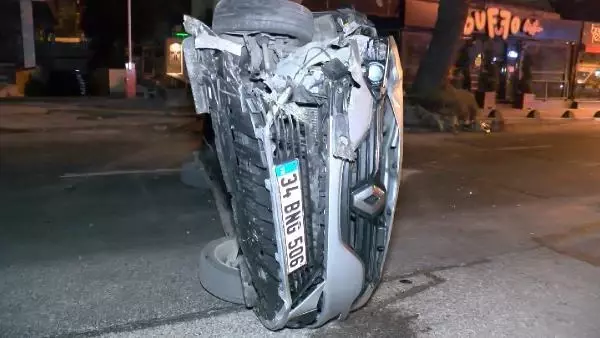 Kadıköy'de kaldırıma çarpan otomobil takla attı, 2 kişi yaralandı Kadıköy'de kaldırıma çarpan otomobil takla attı, 2 kişi yaralandı