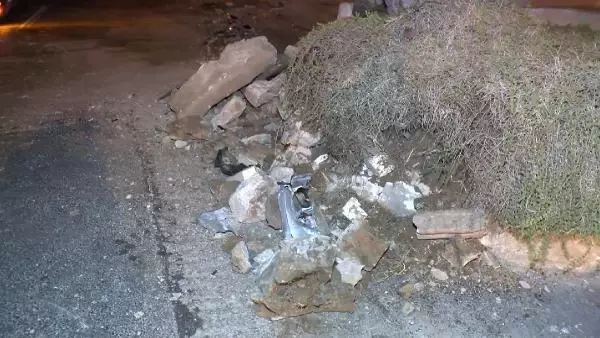 Kadıköy'de kaldırıma çarpan otomobil takla attı, 2 kişi yaralandı Kadıköy'de kaldırıma çarpan otomobil takla attı, 2 kişi yaralandı