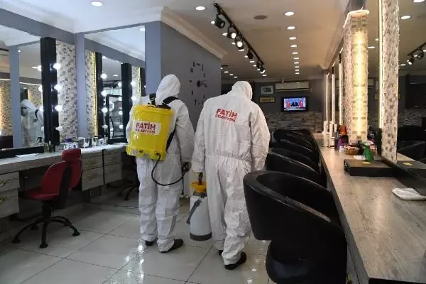 Kadın kuaförleri koronavirüse karşı dezenfekte edildi Kadın kuaförleri koronavirüse karşı dezenfekte edildi