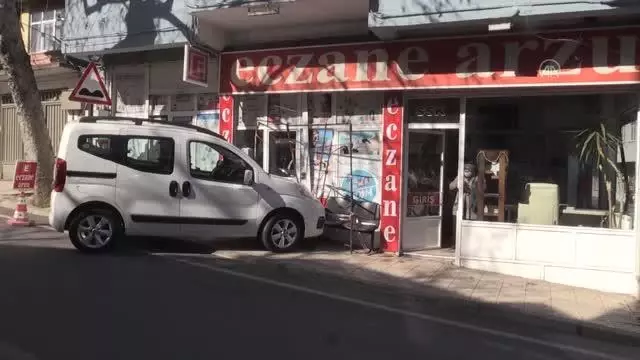 KAHRAMANMARAŞ - El freni çekilmeyen hafif ticari araç iş yerine çarptı KAHRAMANMARAŞ - El freni çekilmeyen hafif ticari araç iş yerine çarptı