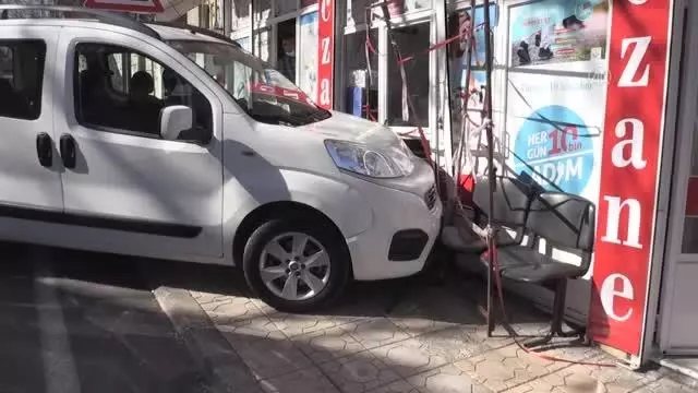 KAHRAMANMARAŞ - El freni çekilmeyen hafif ticari araç iş yerine çarptı KAHRAMANMARAŞ - El freni çekilmeyen hafif ticari araç iş yerine çarptı