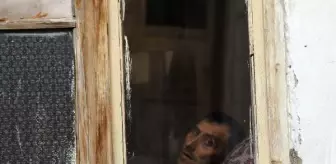 Kaldırımda otururken otomobil ile duvar arasına sıkıştı; o anlar kamerada(2)