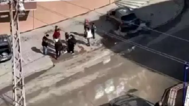 Kanepede zıplarken 4'üncü kattan düşen 1,5 yaşındaki Beyza, ağır yaralandı Kanepede zıplarken 4'üncü kattan düşen 1,5 yaşındaki Beyza, ağır yaralandı