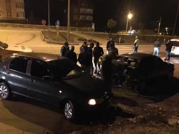 İki ayrı trafik kazasında 7 kişi yaralandı