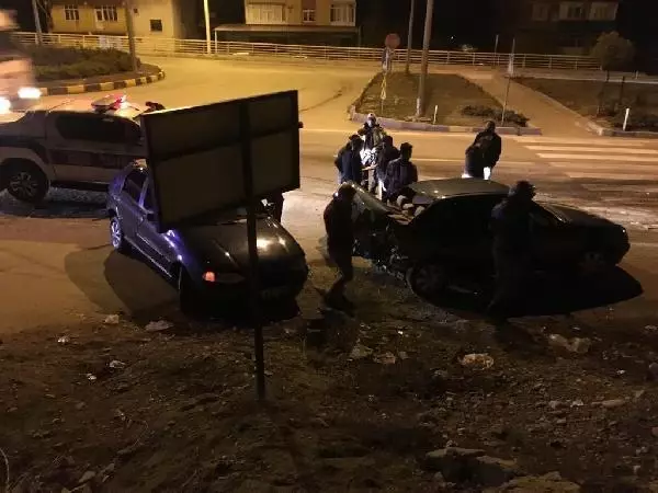İki ayrı trafik kazasında 7 kişi yaralandı