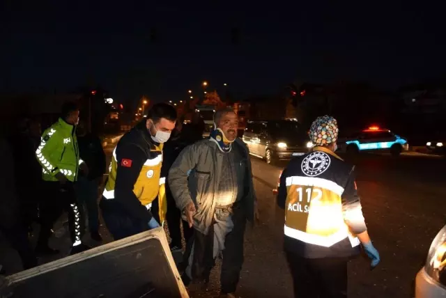 Kazada ikiye bölünen araçtan 2 kişi sağ çıktı Kazada ikiye bölünen araçtan 2 kişi sağ çıktı