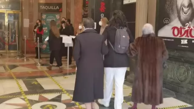 Son dakika! Madrid'de Kovid-19 aşısı olan yaşlılar için tiyatroda özel gösterim Son dakika! Madrid'de Kovid-19 aşısı olan yaşlılar için tiyatroda özel gösterim