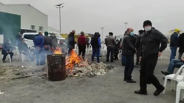 Maltepe Belediyesi'ndeki işçilerin grevi devam ediyor Maltepe Belediyesi'ndeki işçilerin grevi devam ediyor